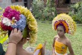 На Бали девочки надевают красивые головные уборы и танцуют для богов