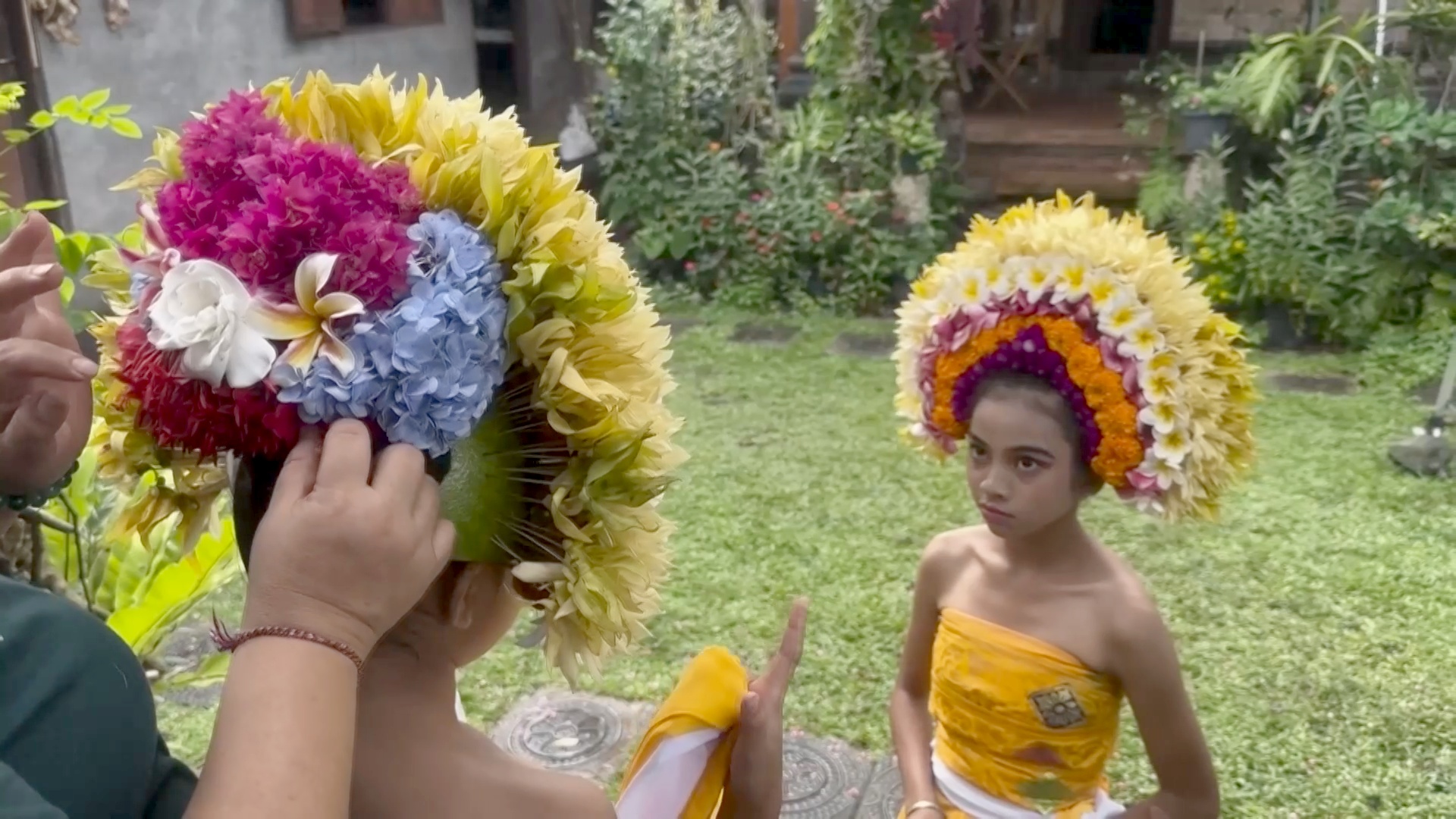 На Бали девочки надевают красивые головные уборы и танцуют для богов На Бали девочки надевают красивые головные уборы и танцуют для богов