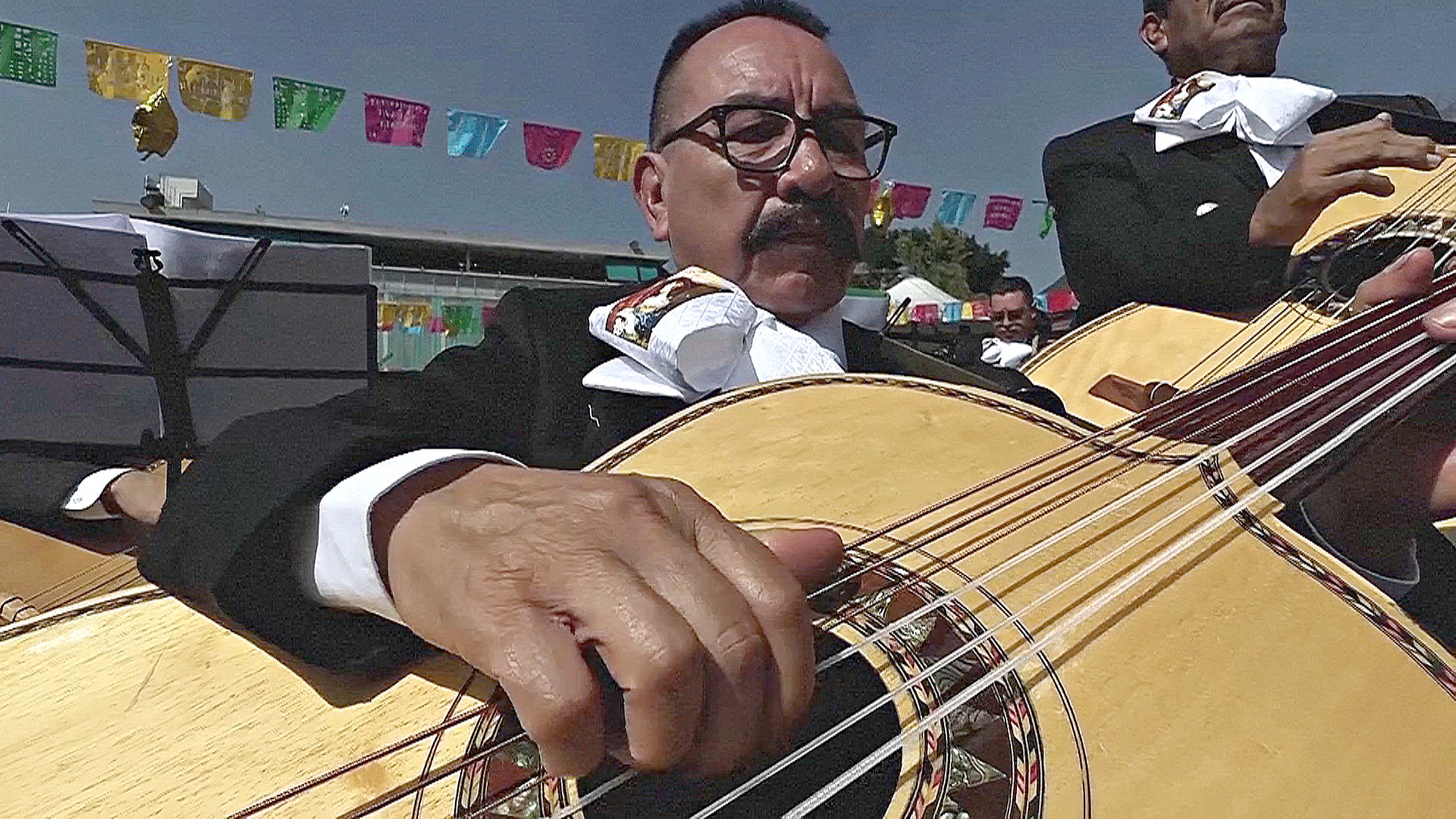 Мариачи поют и идут парадом в честь своей покровительницы Мариачи поют и идут парадом в честь своей покровительницы