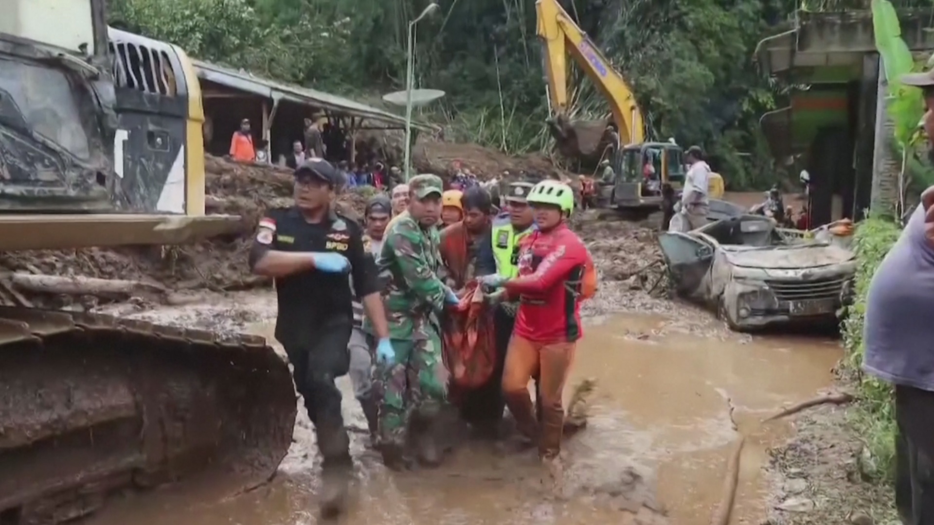 В Индонезии ищут пропавших без вести после оползней и наводнений В Индонезии ищут пропавших без вести после оползней и наводнений