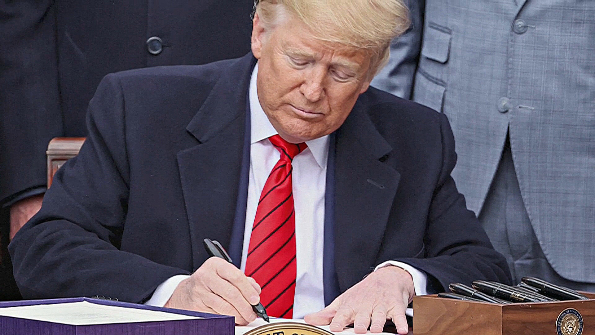 Дональд Трамп обещает пошлины в 25% на все товары из Мексики и Канады Дональд Трамп обещает пошлины в 25% на все товары из Мексики и Канады