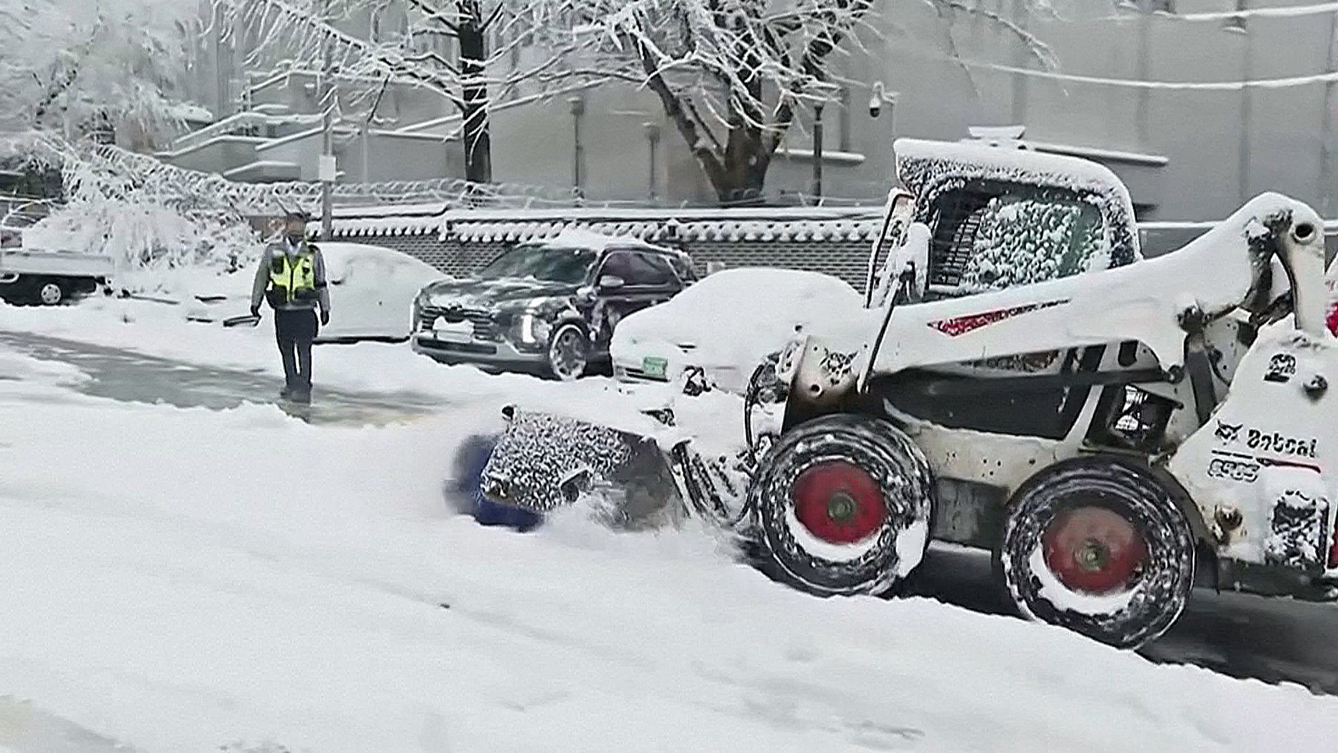 Рекордный снегопад в Сеуле: школы закрыты, авиарейсы отменены