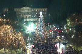В Афинах зажгли гирлянды на главной городской ёлке