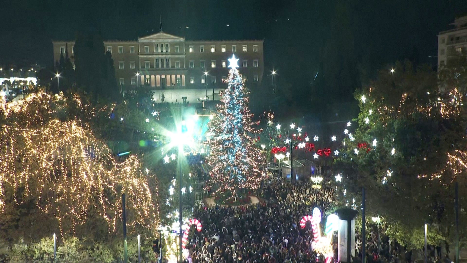 В Афинах зажгли гирлянды на главной городской ёлке