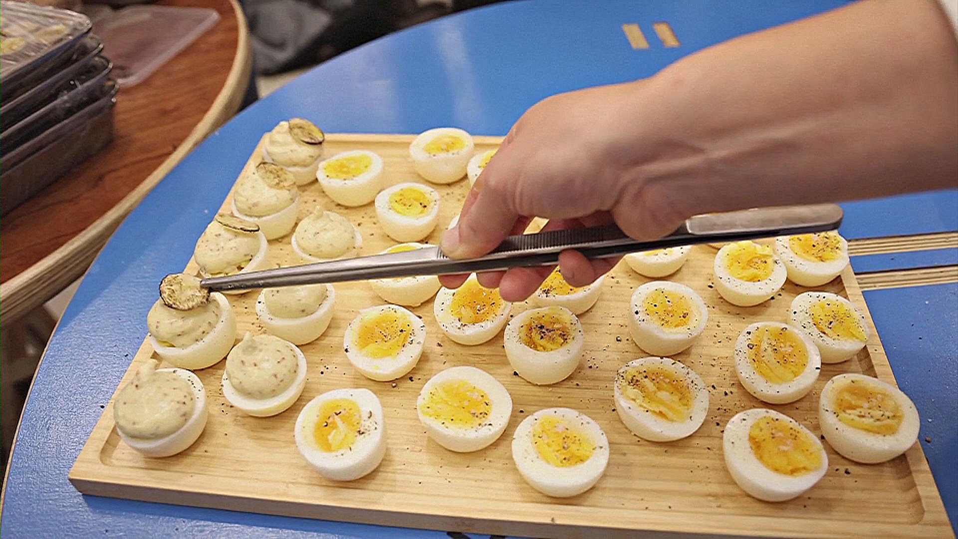 Конкурс яиц с майонезом прошёл во Франции Конкурс яиц с майонезом прошёл во Франции