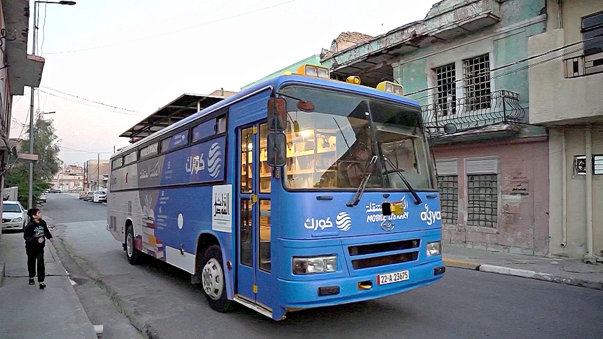 Мобильная библиотека колесит по улицам иракского Мосула