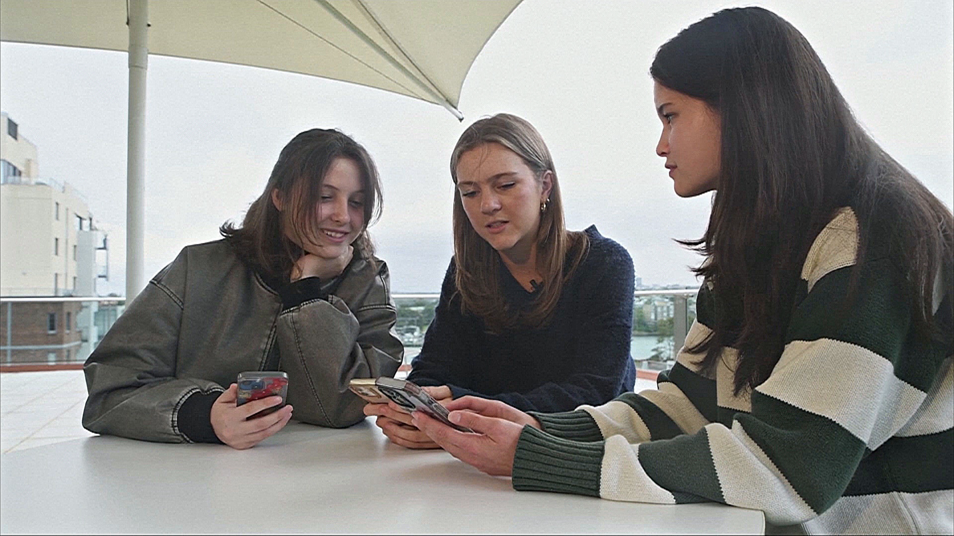 Парламент Австралии утвердил запрет соцсетей для детей младше 16 лет