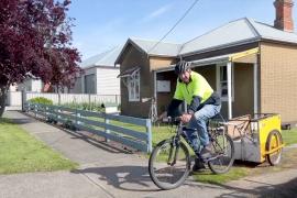 Австралиец зарабатывает тысячи долларов на сборе банок