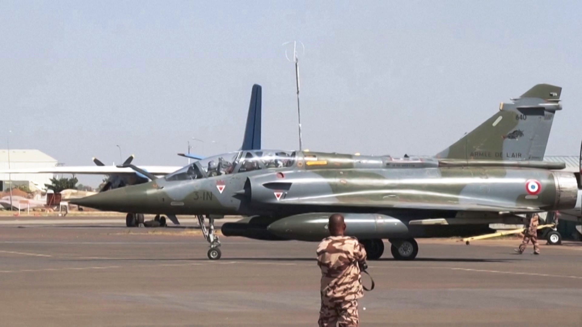 Франция начала выводить войска из Чада