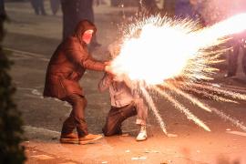 Тысячи людей продолжают выходить к парламенту Грузии