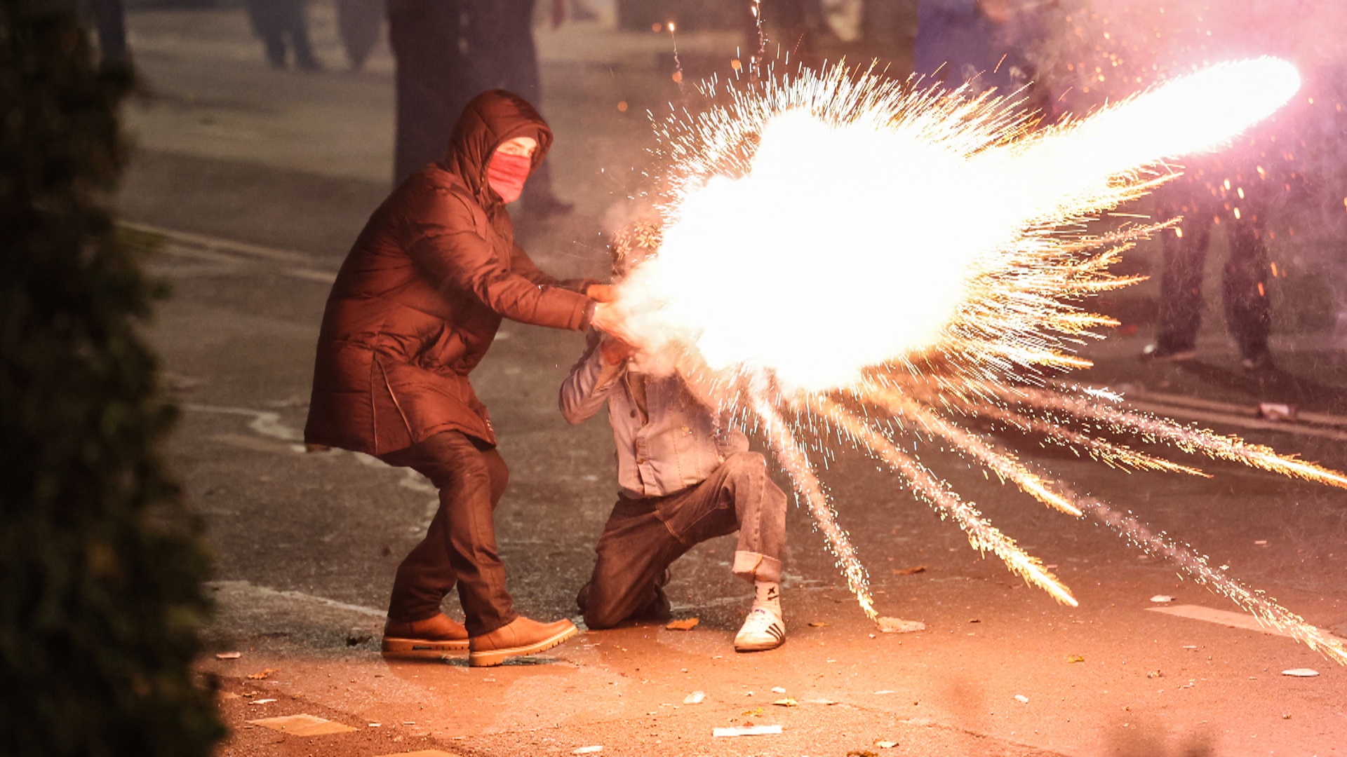 Тысячи людей продолжают выходить к парламенту Грузии
