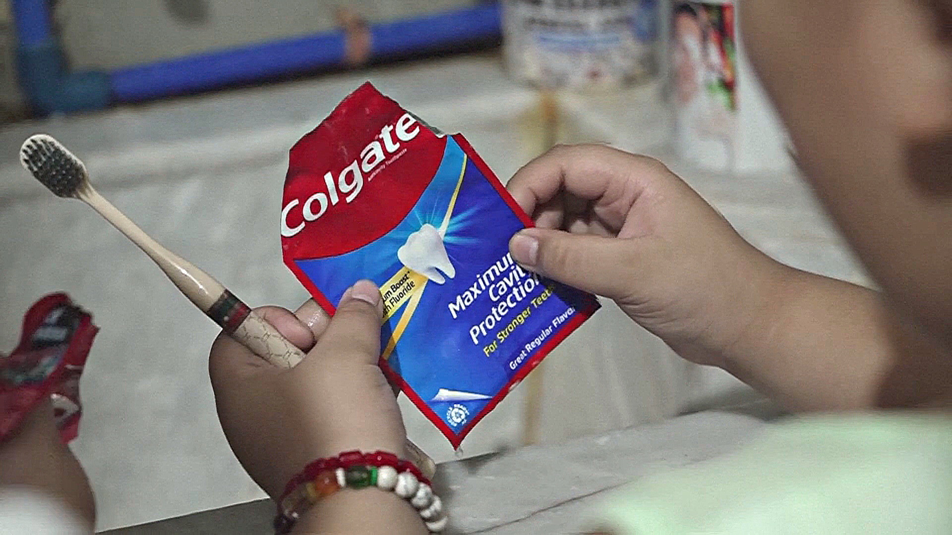 Как пластиковые пакетики размером с ладонь наводняют океан мусором