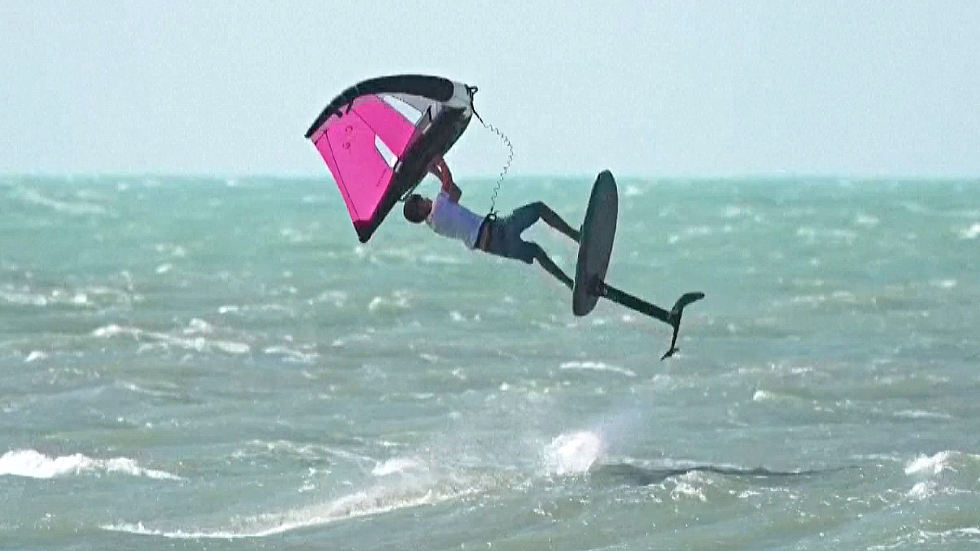 Австрийский подросток сделал первое в мире двойное сальто назад на Чемпионате по вингфойлу