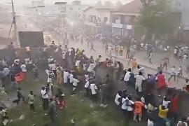 Давка на стадионе в Гвинее: люди забирают тела родственников