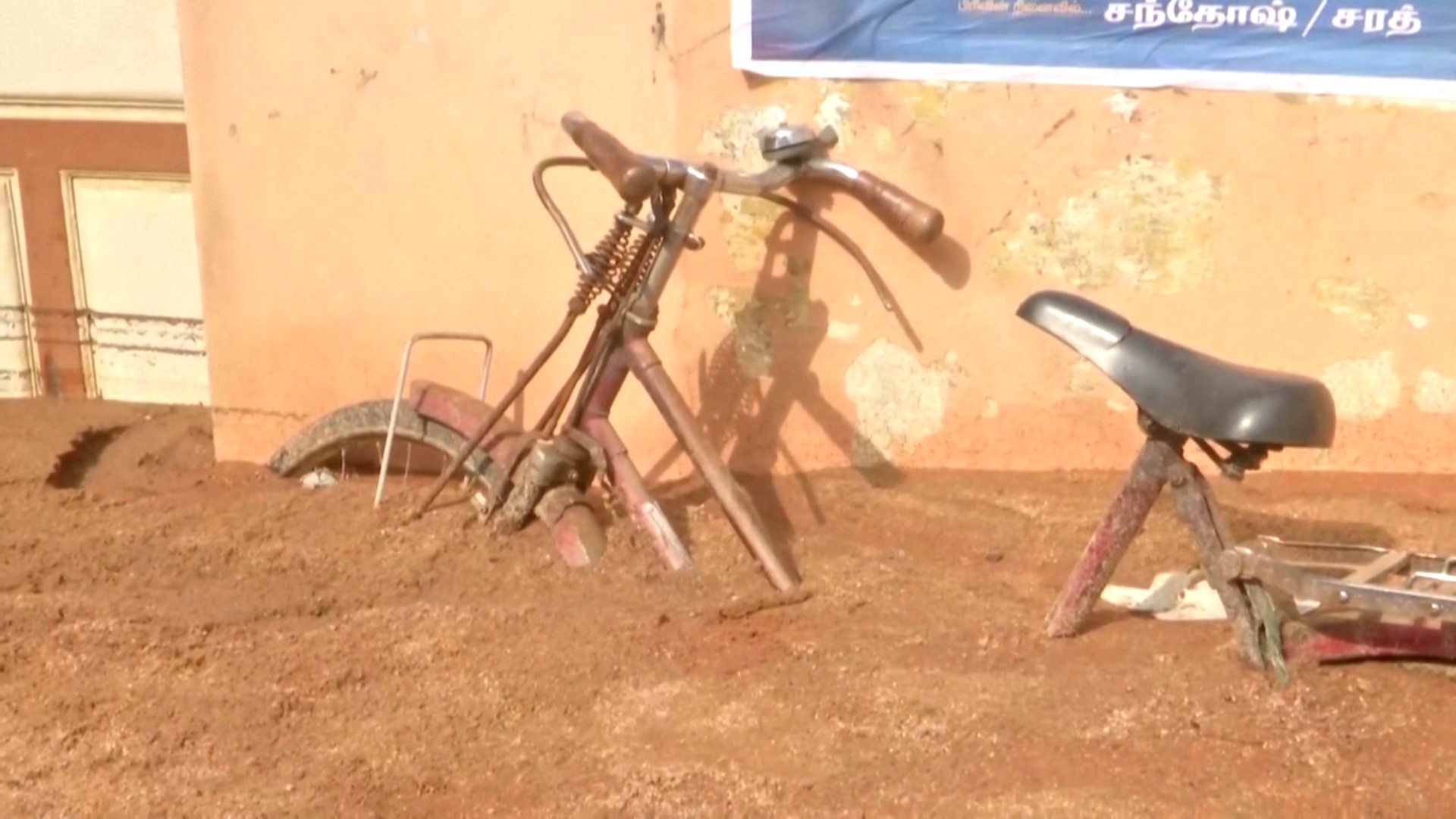 Оползень убил большую семью на юге Индии Оползень убил большую семью на юге Индии