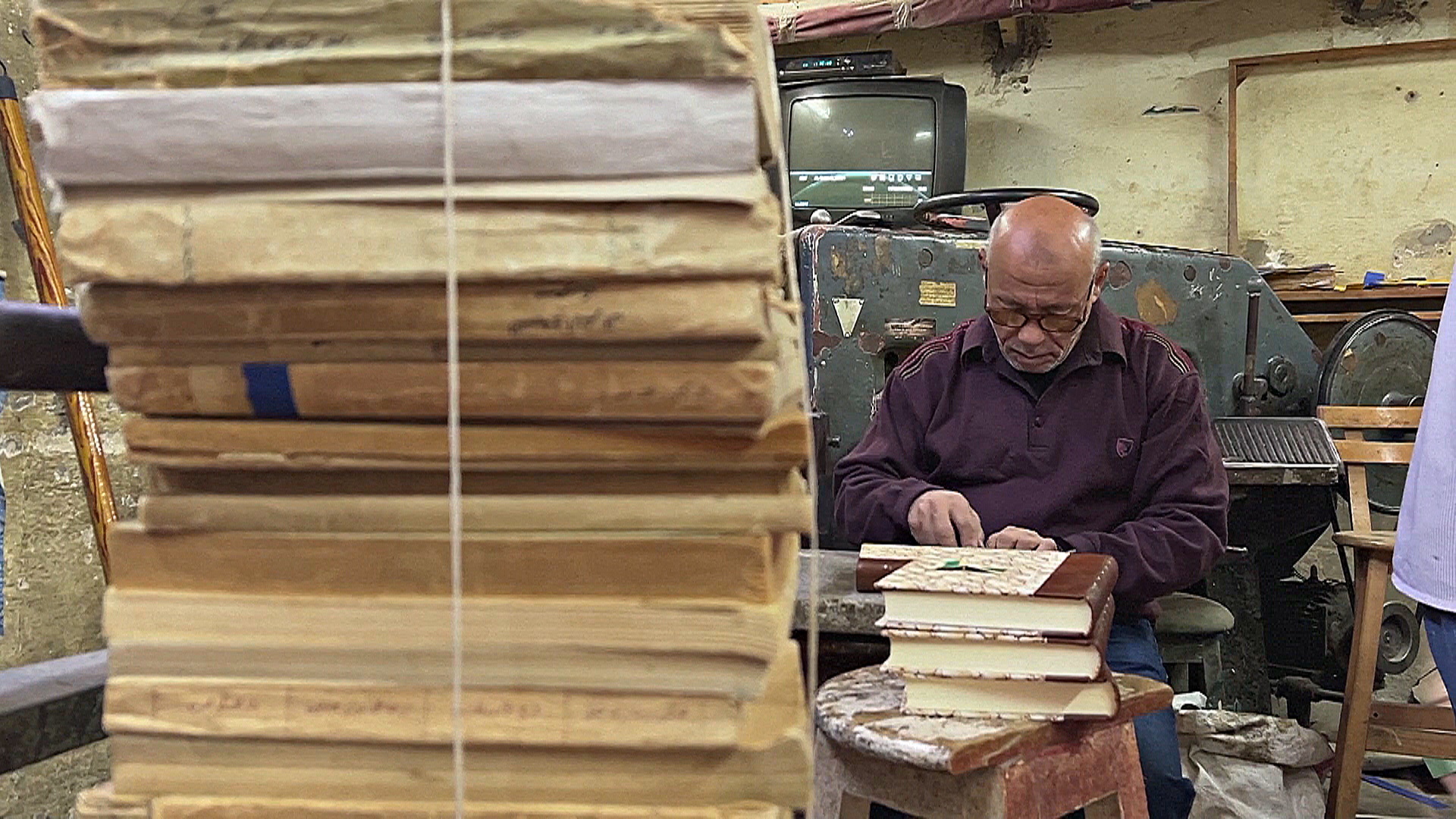 «Всё вручную»: каирская мастерская продолжает спасать старые книги