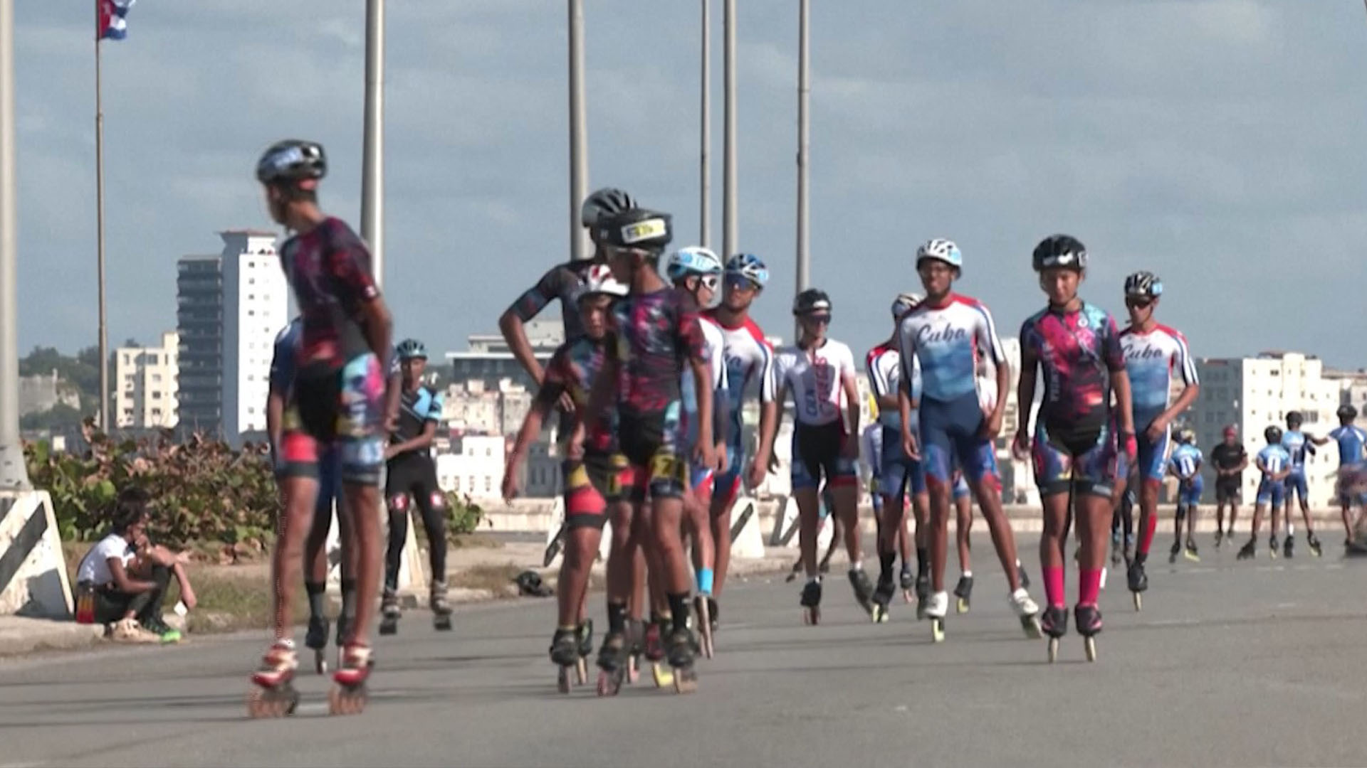 По улицам Гаваны пробежали спортсмены на роликовых коньках