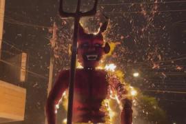 Гватемальцы сжигают чучела дьявола, чтобы очиститься перед Рождеством