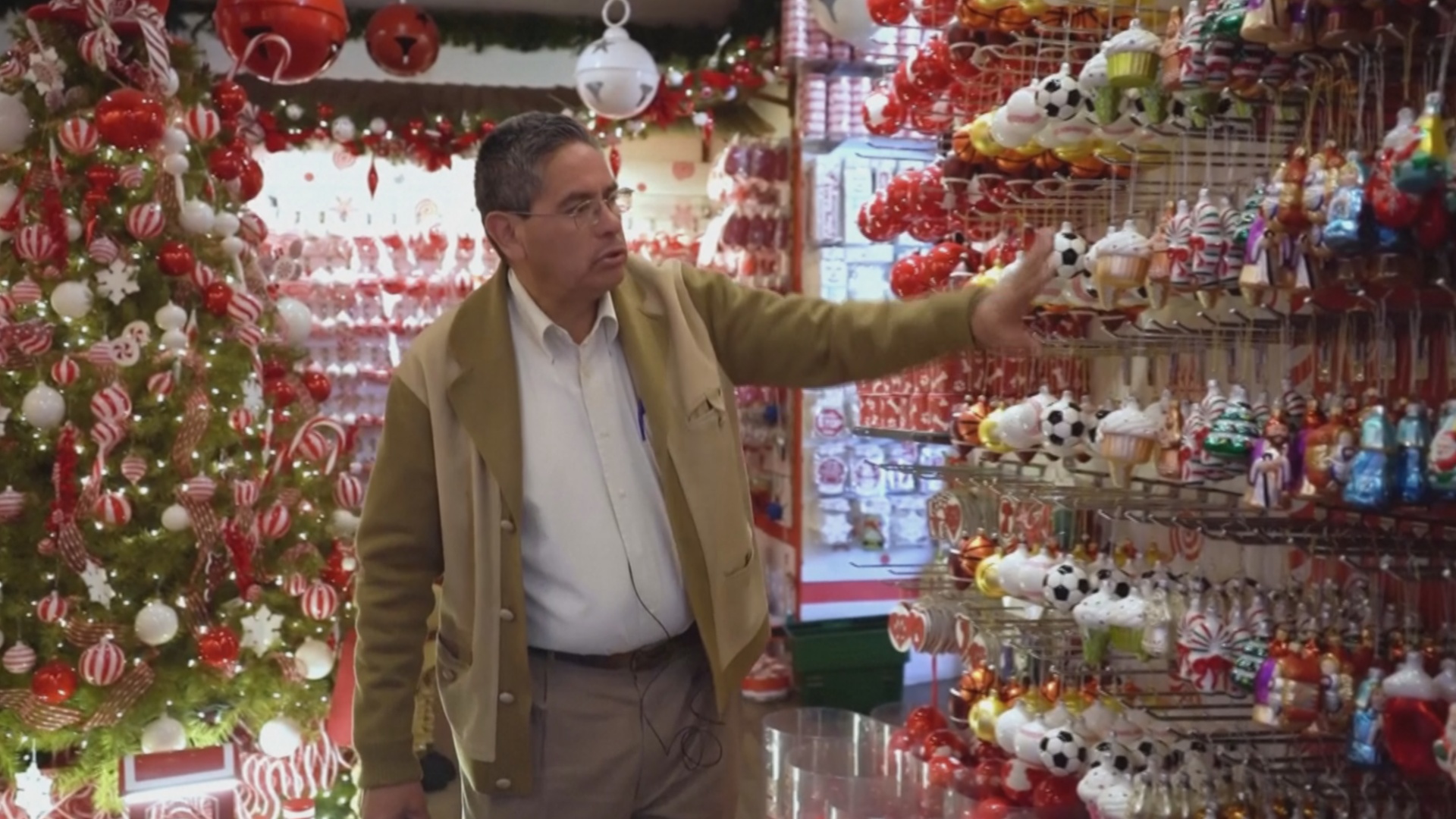 В мексиканский городок Тлальпухауа едут за ёлочными украшениями со всей страны