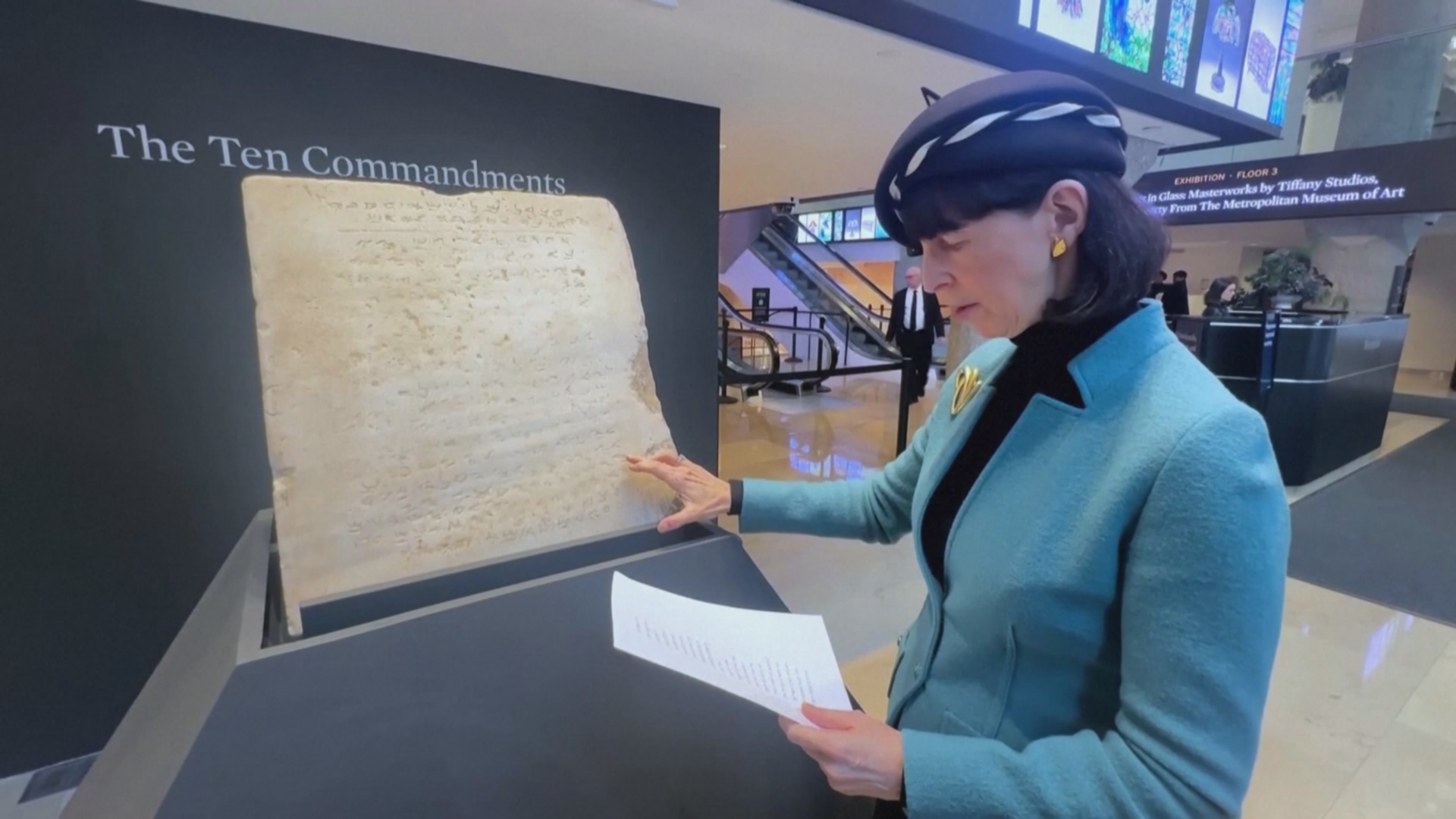 Древнейшую мраморную скрижаль с Десятью заповедями выставят на аукцион в Нью-Йорке