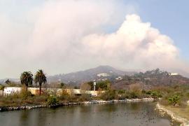 Под Лос-Анджелесом быстро распространяется лесной пожар