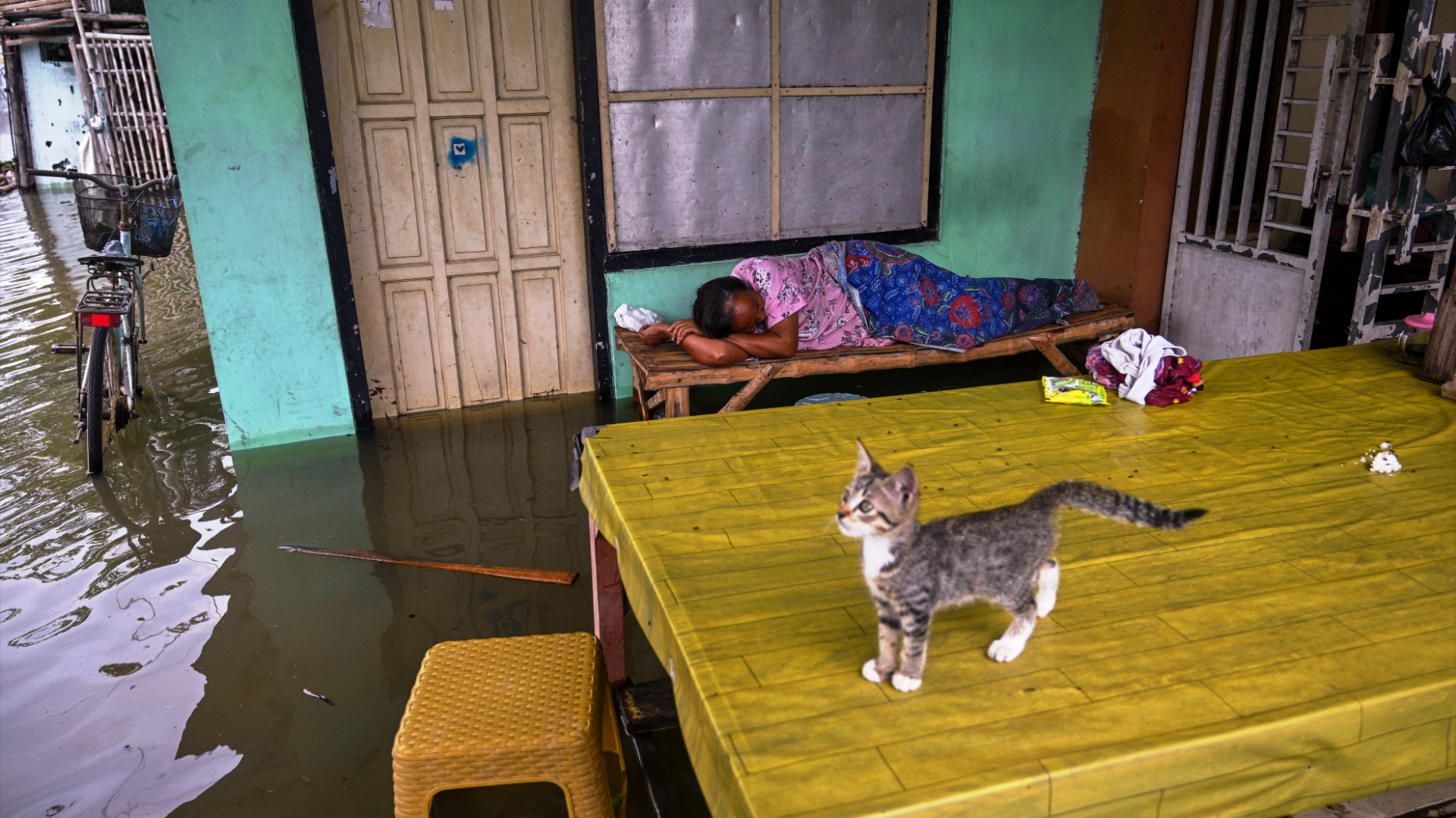 Наводнения и оползни на Яве: более 10 погибших Наводнения и оползни на Яве: более 10 погибших