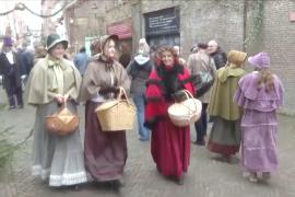 Голландский город перед Рождеством превращается в мир персонажей Диккенса