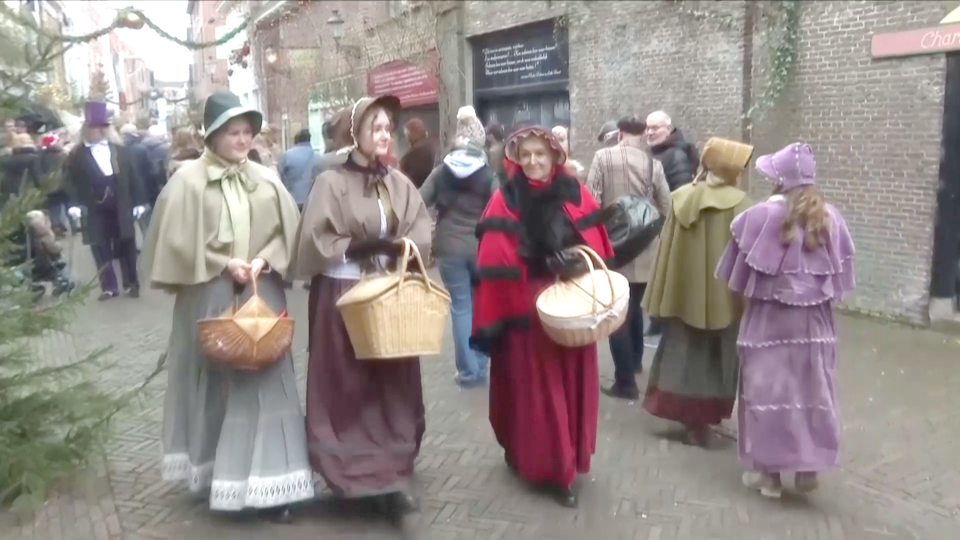 Голландский город перед Рождеством превращается в мир персонажей Диккенса Голландский город перед Рождеством превращается в мир персонажей Диккенса