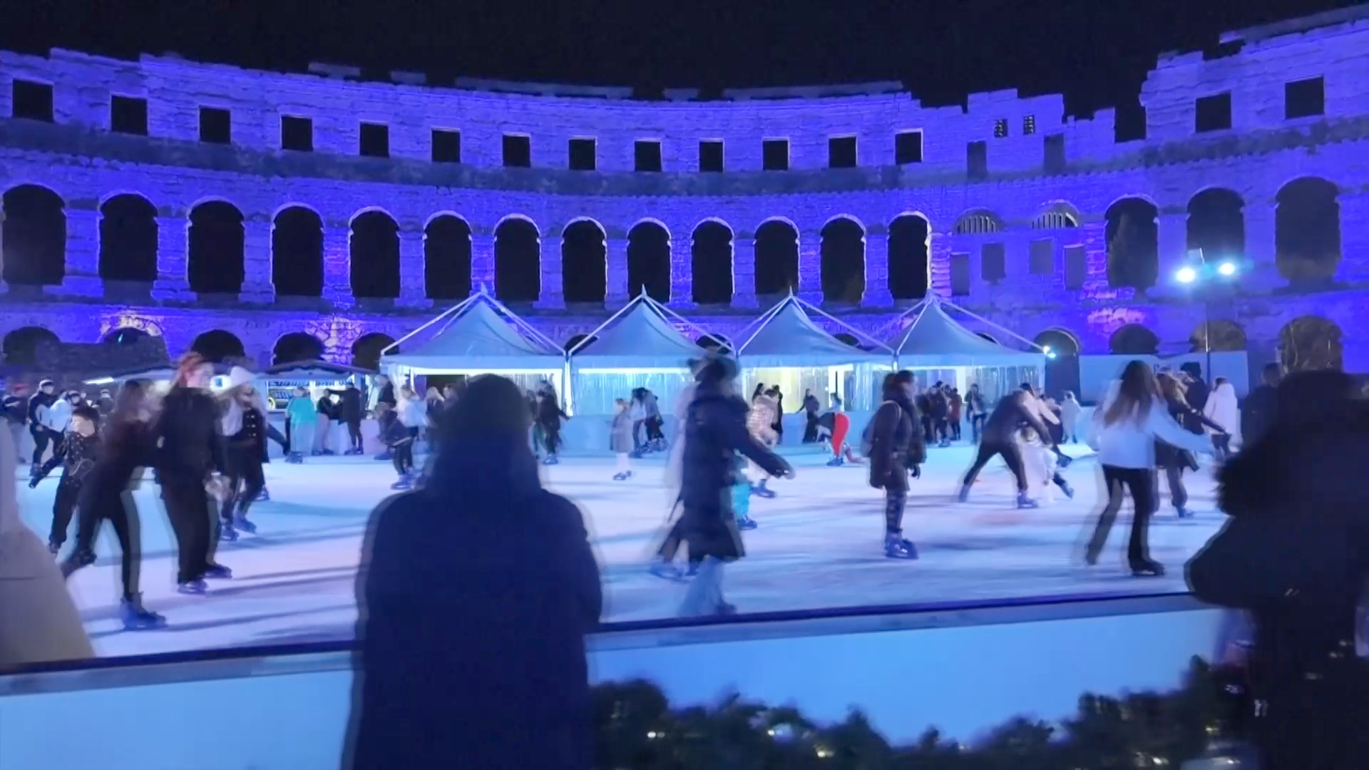 В древнеримском амфитеатре в Хорватии появился ледовый каток