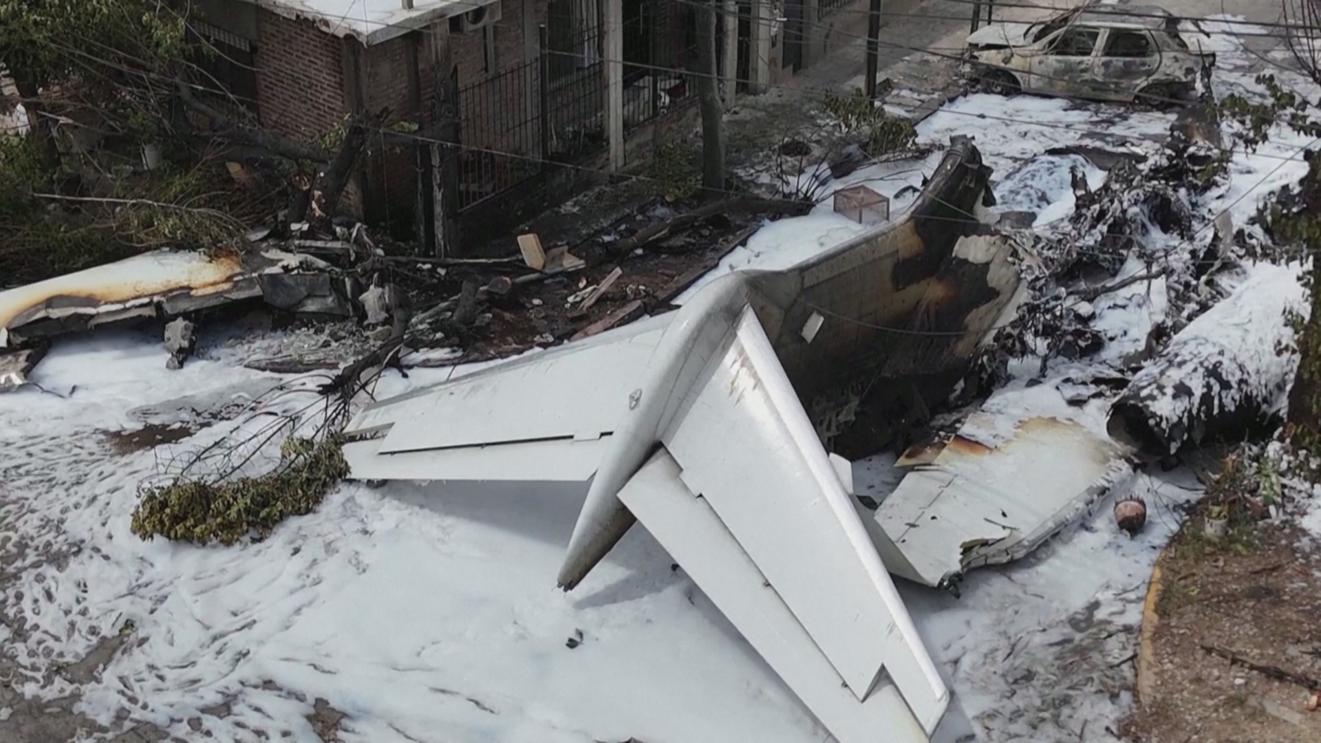 Частный самолёт врезался в жилые дома в Аргентине: есть жертвы Частный самолёт врезался в жилые дома в Аргентине: есть жертвы