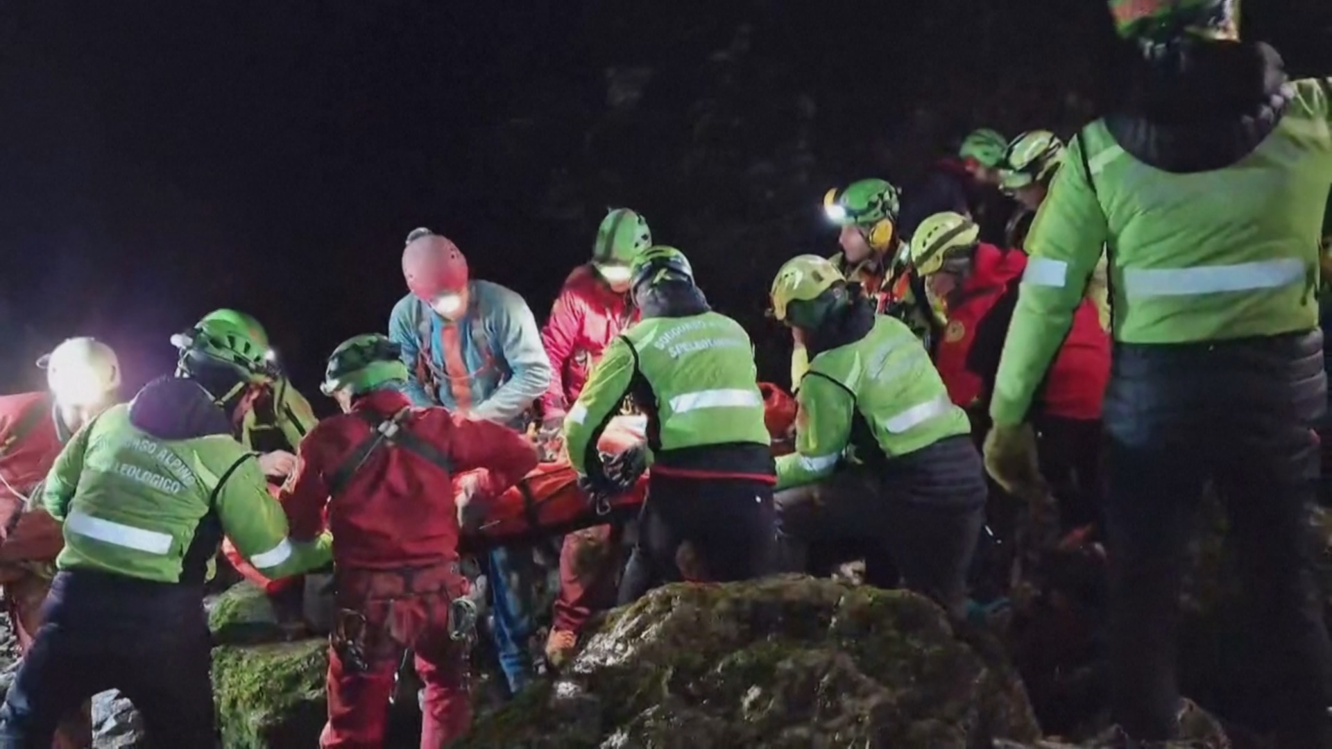 В Альпах вытащили из пещеры раненого спелеолога В Альпах вытащили из пещеры раненого спелеолога