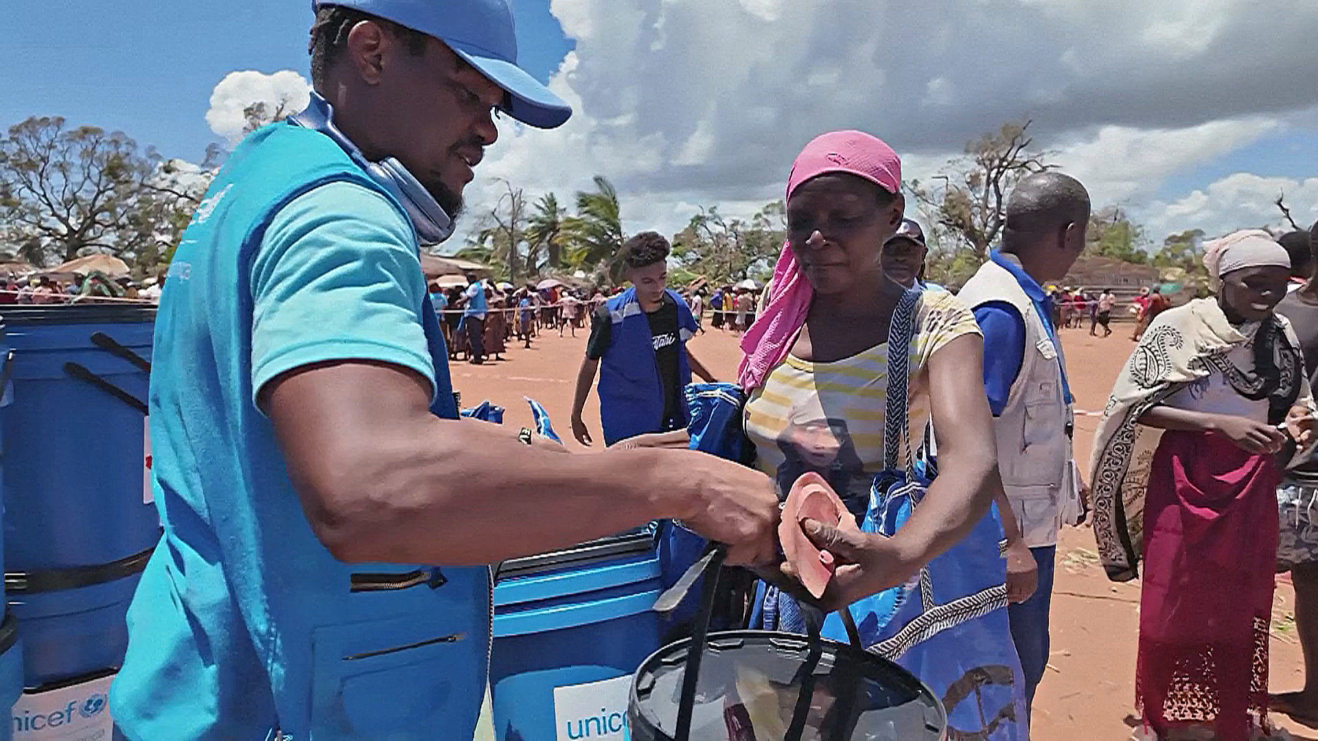 На Майотте и в Мозамбике раздают продукты после циклона «Шидо»