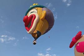 Аэростаты разных форм и размеров поднялись в небо на фестивале в Катаре