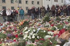 В Магдебурге люди несут цветы к месту теракта, где погибло 5 человек