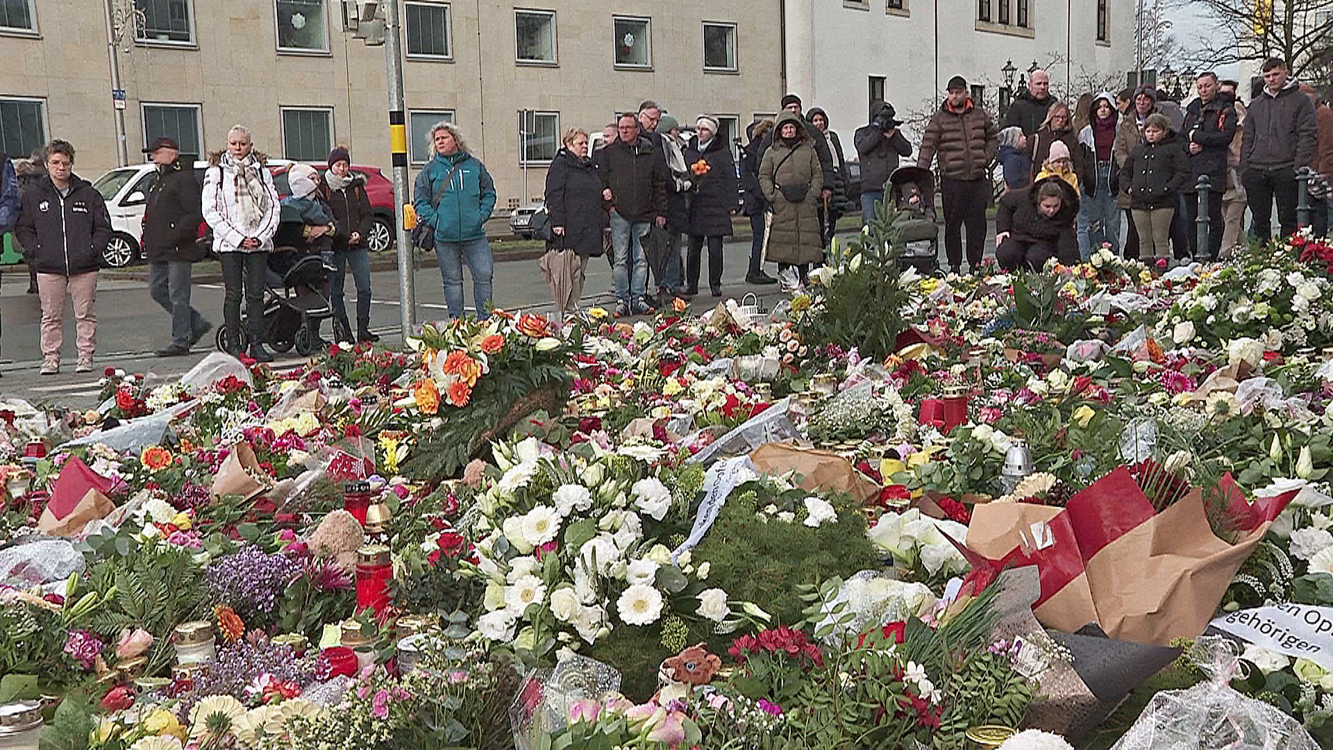 В Магдебурге люди несут цветы к месту теракта, где погибло 5 человек
