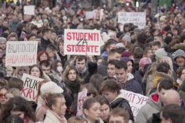В Белграде десятки тысяч сербов вышли с протестом против правительства