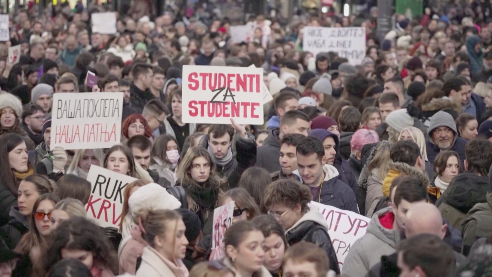 В Белграде десятки тысяч сербов вышли с протестом против правительства В Белграде десятки тысяч сербов вышли с протестом против правительства