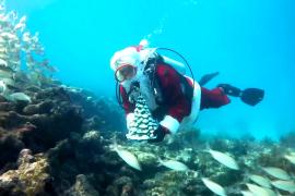 Лодки, мотоциклы и акваланги: Санта-Клаус путешествует по Европе и Америке