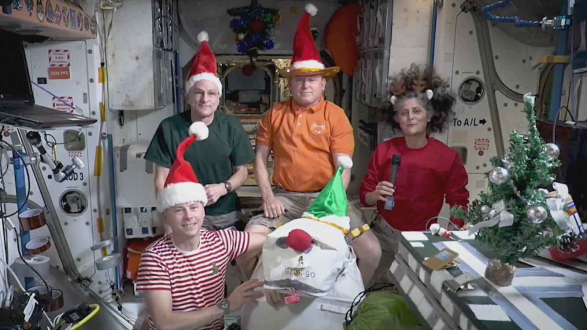 Астронавты на МКС поздравляют землян с Рождеством Астронавты на МКС поздравляют землян с Рождеством