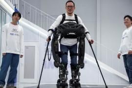 Южнокорейский экзоскелет «Железного человека» помогает людям с параличом ходить