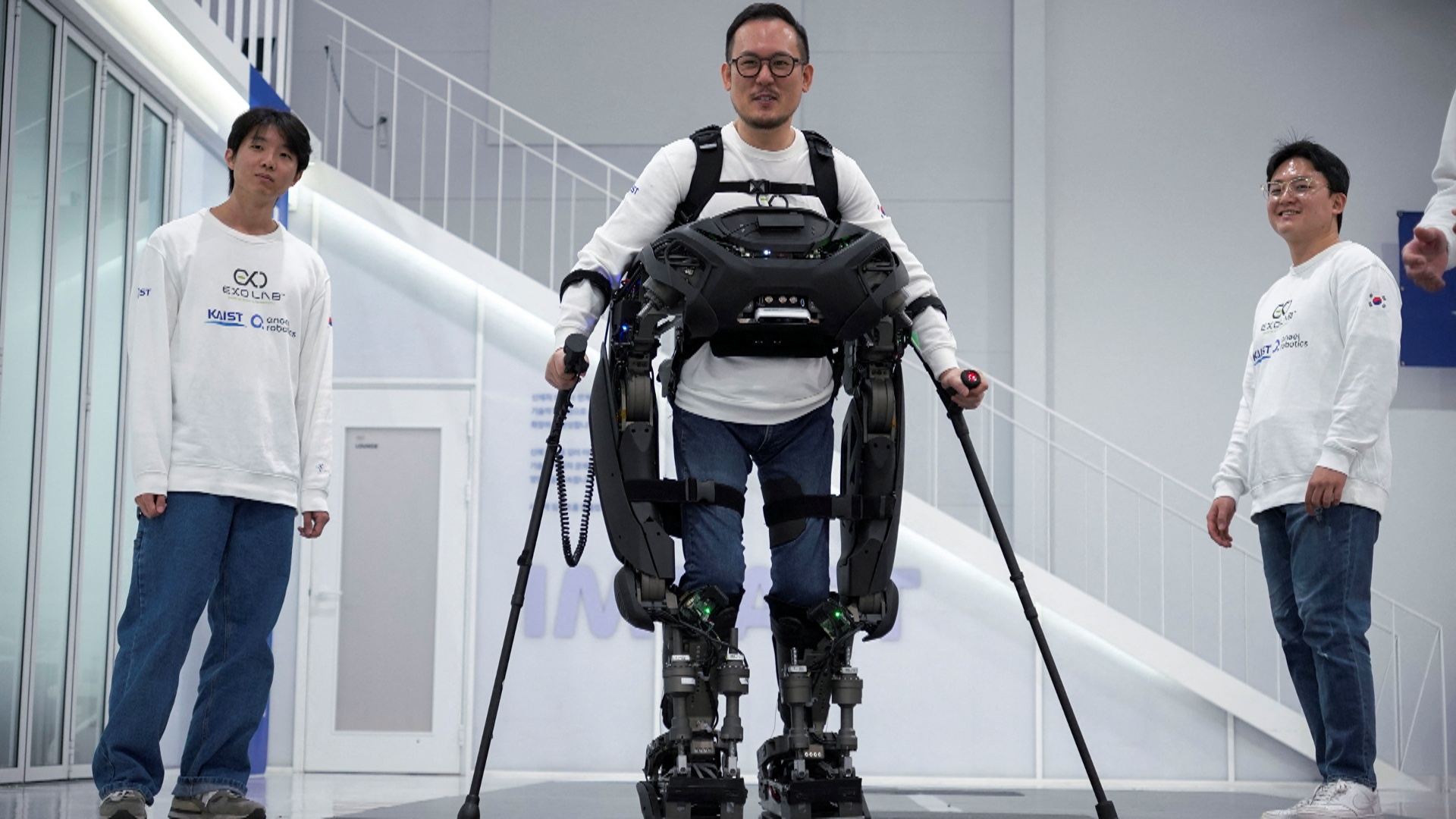 Южнокорейский экзоскелет «Железного человека» помогает людям с параличом ходить
