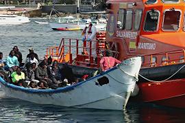 Десятки мигрантов спасены в Рождество у Канарских островов