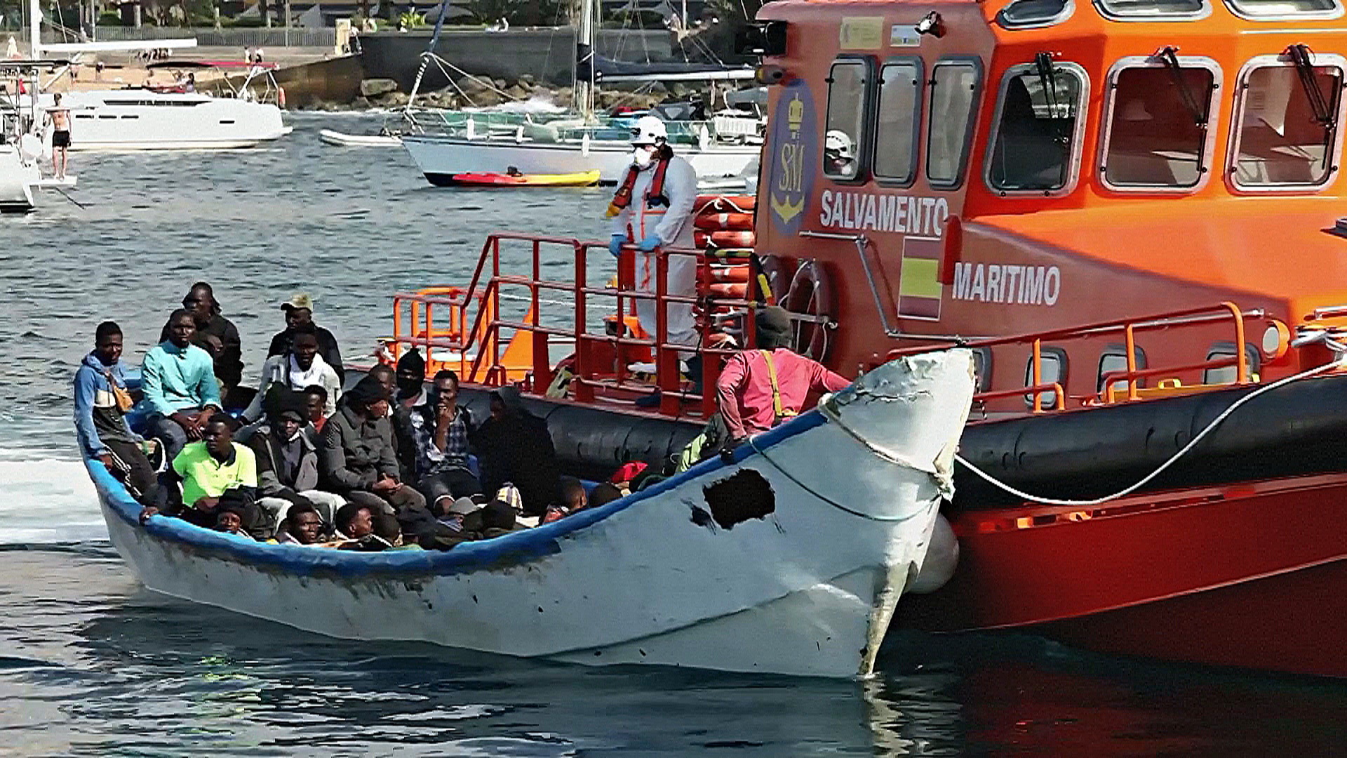 Десятки мигрантов спасены в Рождество у Канарских островов Десятки мигрантов спасены в Рождество у Канарских островов