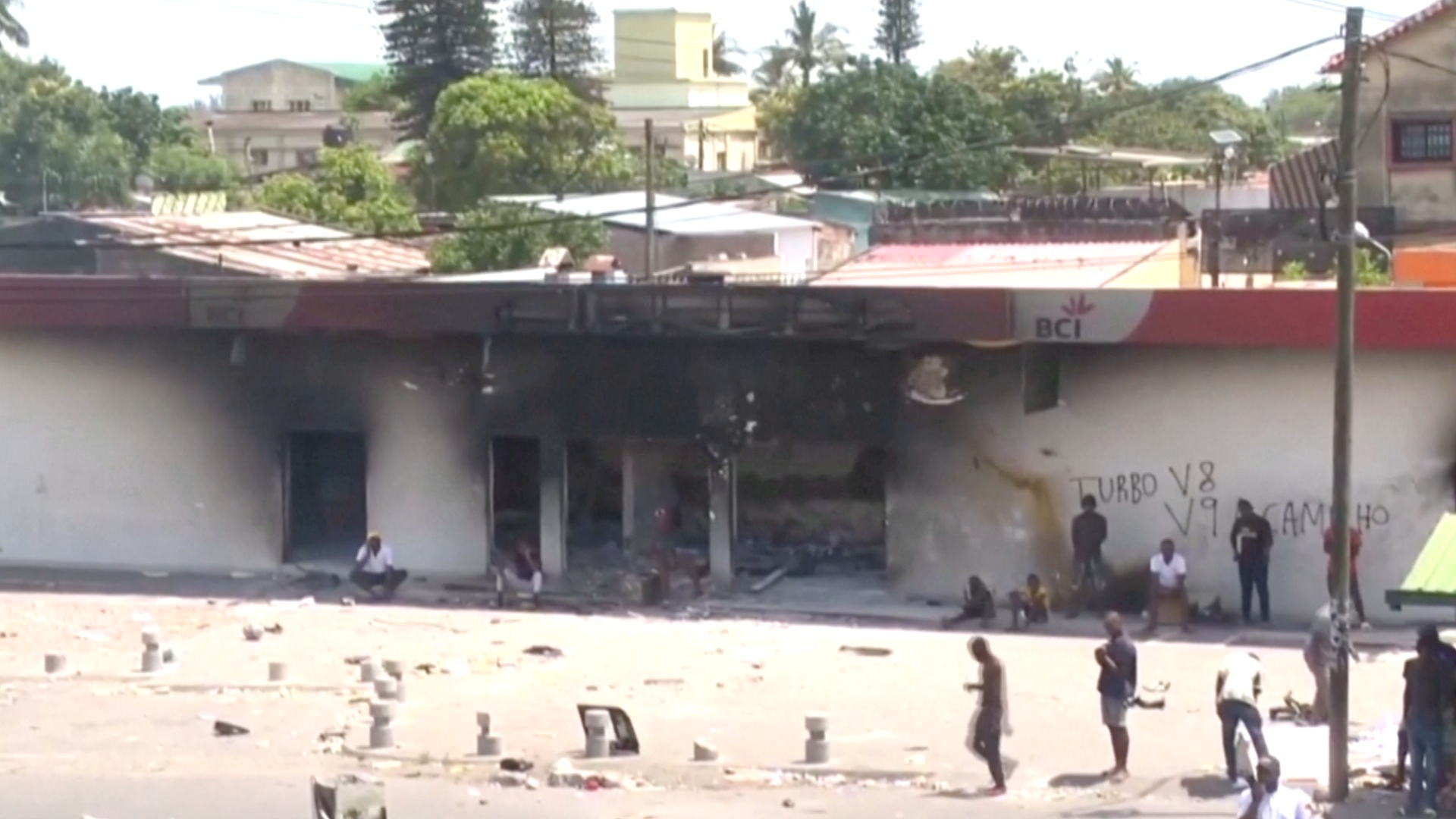 В Мозамбике из тюрьмы бежали 1500 заключённых: более 30 человек погибли В Мозамбике из тюрьмы бежали 1500 заключённых: более 30 человек погибли