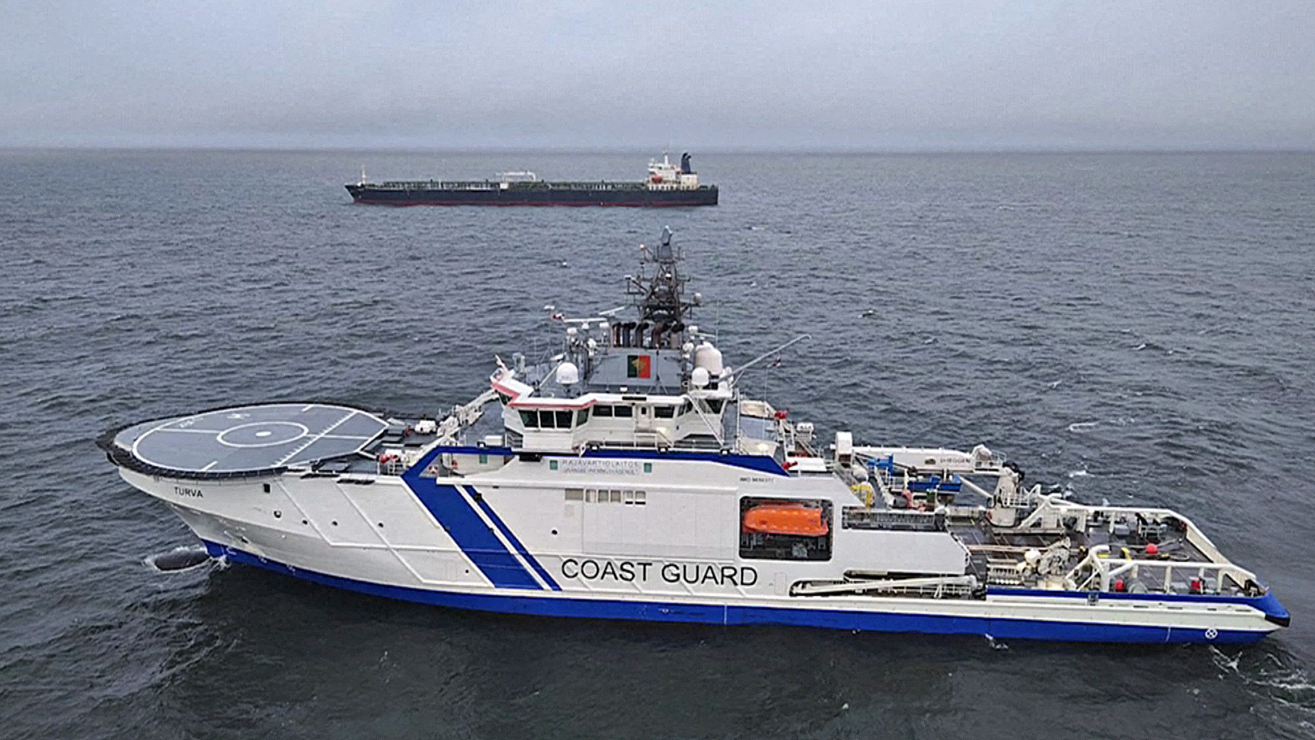 Финляндия арестовала судно, которое подозревают в повреждении подводных кабелей Финляндия арестовала судно, которое подозревают в повреждении подводных кабелей