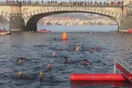 Рождественский заплыв в ледяных водах Влтавы провели в Праге