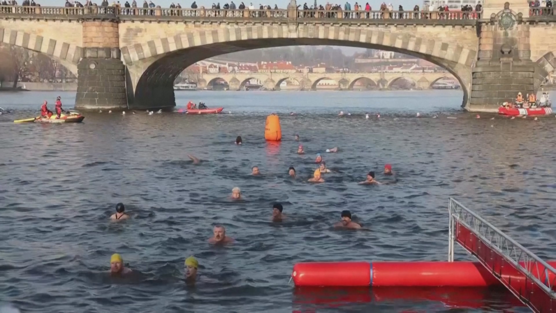 Рождественский заплыв в ледяных водах Влтавы провели в Праге Рождественский заплыв в ледяных водах Влтавы провели в Праге