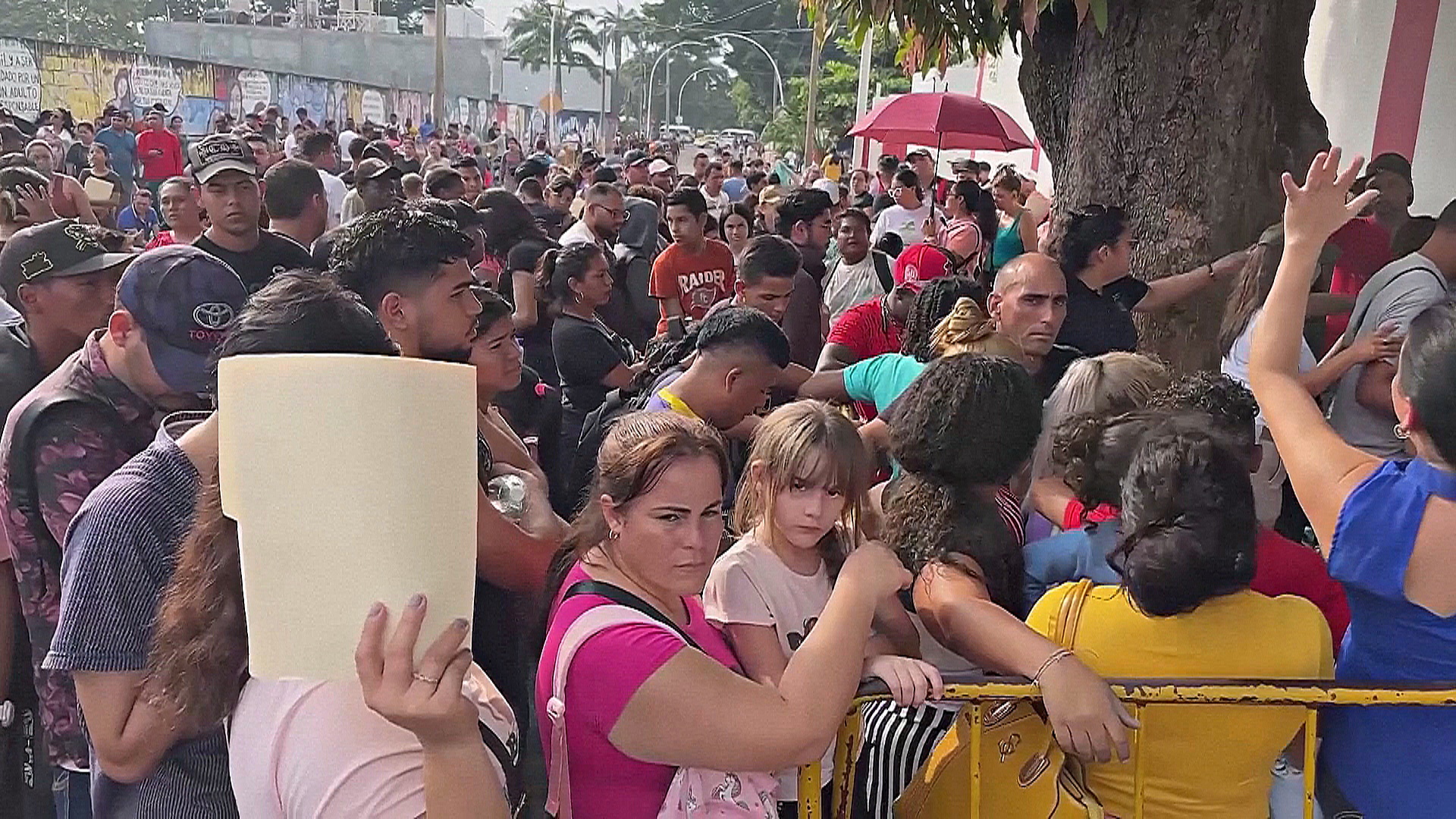 Очереди из мигрантов выстроились в Мексике в преддверии инаугурации Трампа Очереди из мигрантов выстроились в Мексике в преддверии инаугурации Трампа