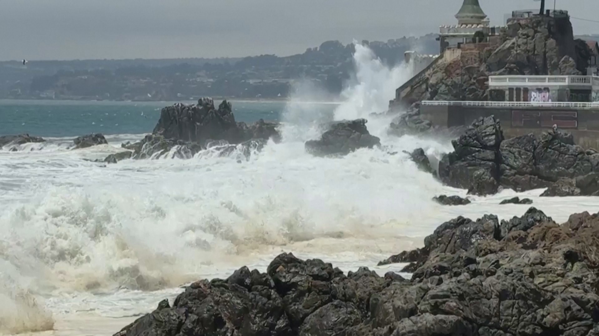 Аномальные волны продолжают обрушиваться на Перу Аномальные волны продолжают обрушиваться на Перу