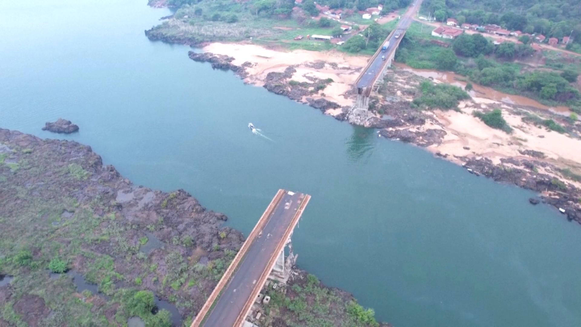 После обрушения моста в Бразилии люди ожидают дефицита товаров и подорожания жизни После обрушения моста в Бразилии люди ожидают дефицита товаров и подорожания жизни